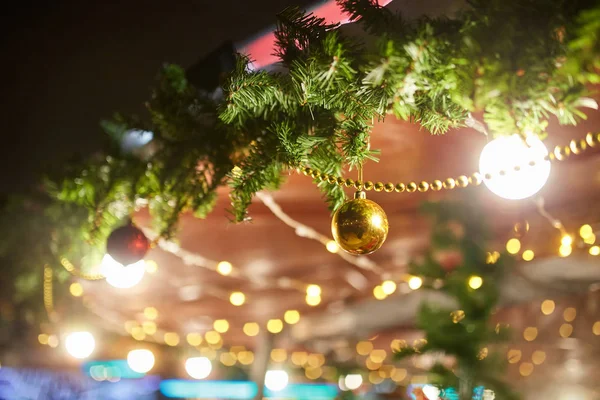 Dekorerad julgran på gatan med bollar, leksaker — Stockfoto
