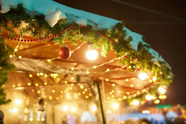 Christmas decorations on the street, colorful holiday bokeh lights, city night illumination — Stock Photo, Image