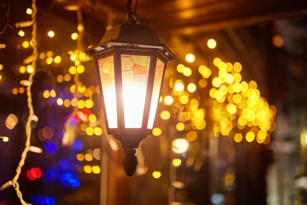 Vintage παλιό στυλ φως του δρόμου Lantern τη νύχτα με χριστουγεννιάτικες διακοσμήσεις. — Φωτογραφία Αρχείου