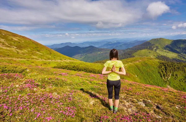 Menina fazendo ioga fitness exercício ao ar livre em belas montanhas paisagem . — Fotografia de Stock