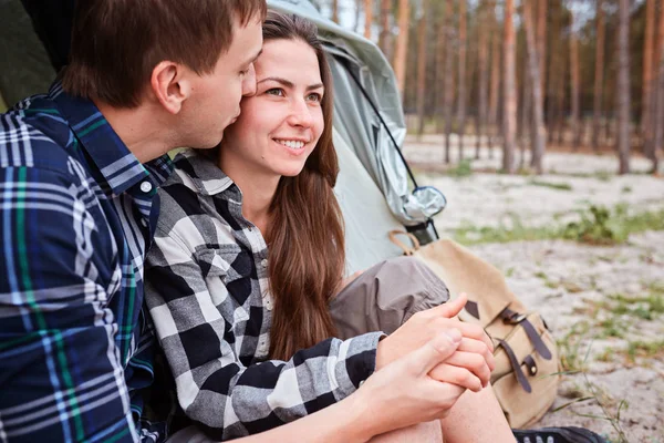 Pareja acampando. Jóvenes sentados en tienda — Foto de Stock