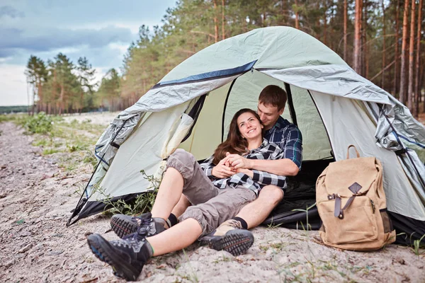 Pareja acampando. Jóvenes sentados en tienda — Foto de Stock