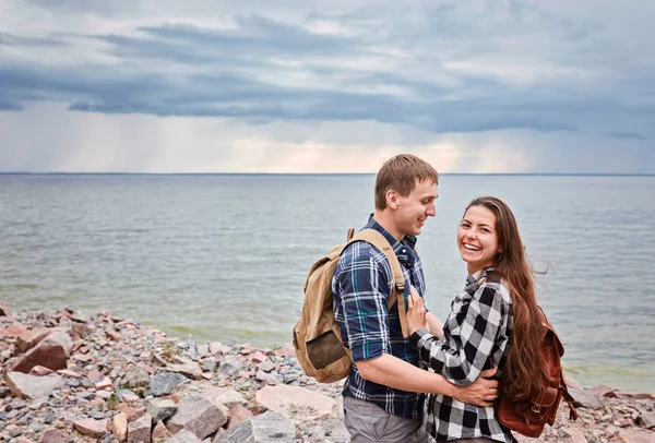 Abenteuer, Reisen, Tourismus, Wandern und Menschen-Konzept — Stockfoto