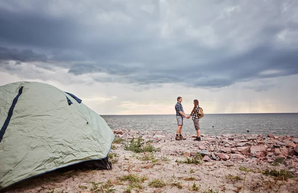 Pareja de turistas con mochilas al aire libre . — Foto de Stock