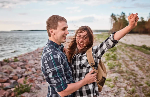Szczęśliwa para działa w pobliżu jeziora — Zdjęcie stockowe