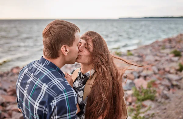 Κομψό hipster ζευγάρι φιλιά στη λίμνη. άνδρας και γυναίκα αγκαλιάζει, στην αγάπη χαλάρωση στο πάρκο καλοκαίρι, ημερομηνία πικνίκ. — Φωτογραφία Αρχείου