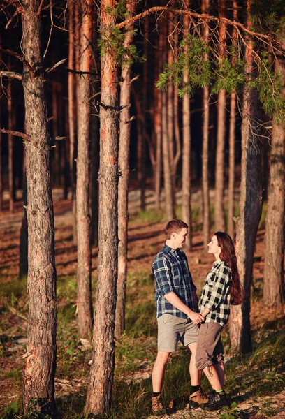 Una coppia felice. Coppia amorevole godendo in momenti di felicità nel parco. Amore e tenerezza, incontri, romanticismo . — Foto Stock