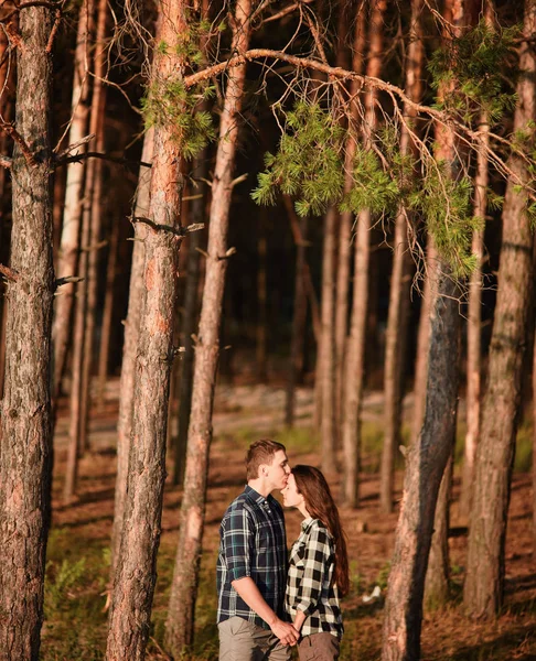 Unga paret ler mot varandra under en romantisk dag i skogen — Stockfoto