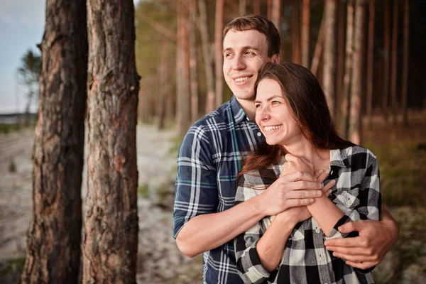 Młoda para uśmiechając się wzajemnie podczas romantyczną randkę w lesie — Zdjęcie stockowe