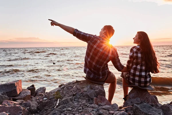 Siluetas de pareja romántica joven de pie juntos — Foto de Stock