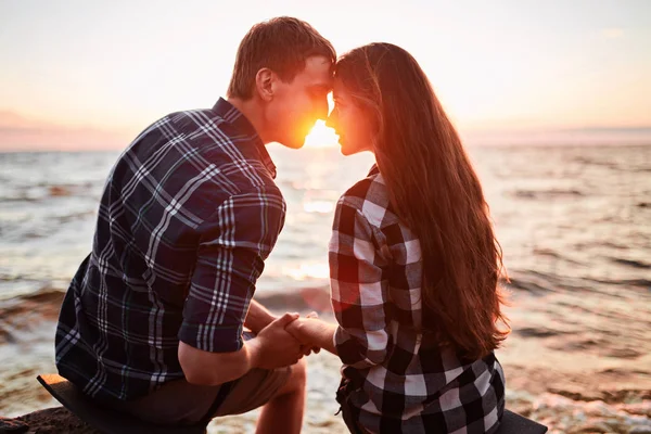 Pareja enamorada espalda luz silueta en lago puesta del sol —  Fotos de Stock