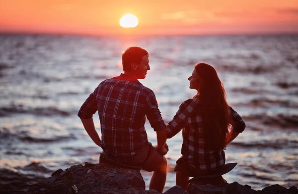 一緒に立っている若いロマンチックなカップルのシルエット — ストック写真