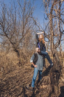 Bir kız ve bir erkek parkta yürüyorlar. Bir çiftin portresi, bir aşk hikayesi. Mutlu gülümseyen, sevgi dolu bir çift, güzel doğaya uzanmış..