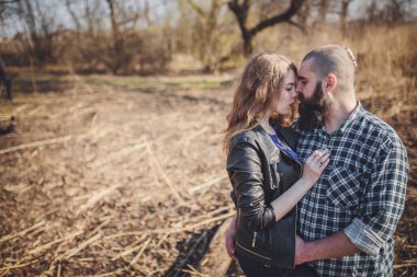 Bir kız ve bir erkek parkta yürüyorlar. Bir çiftin portresi, bir aşk hikayesi. Mutlu gülümseyen, sevgi dolu bir çift, güzel doğaya uzanmış..