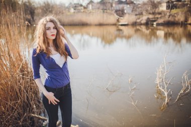 Güzel bir genç kızın portresi.