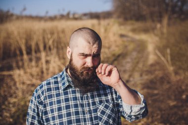 Sakallı adam. Oduncu.