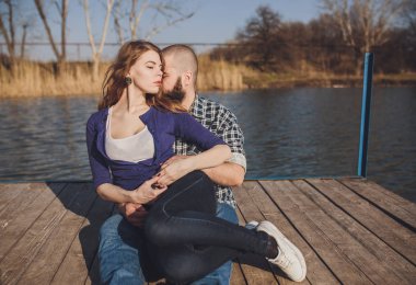 Bir kız ve bir erkek parkta yürüyorlar. Bir çiftin portresi, bir aşk hikayesi. Mutlu gülümseyen, sevgi dolu bir çift, güzel doğaya uzanmış..