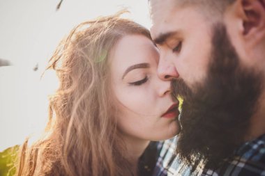 Bir kız ve bir erkek parkta yürüyorlar. Bir çiftin portresi, bir aşk hikayesi. Mutlu gülümseyen, sevgi dolu bir çift, güzel doğaya uzanmış..
