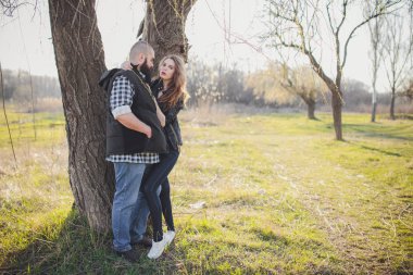 Hippi çift, kızıl saçlı ve sakallı adam.