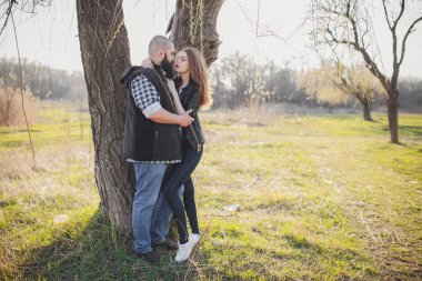 Hippi çift, kızıl saçlı ve sakallı adam.