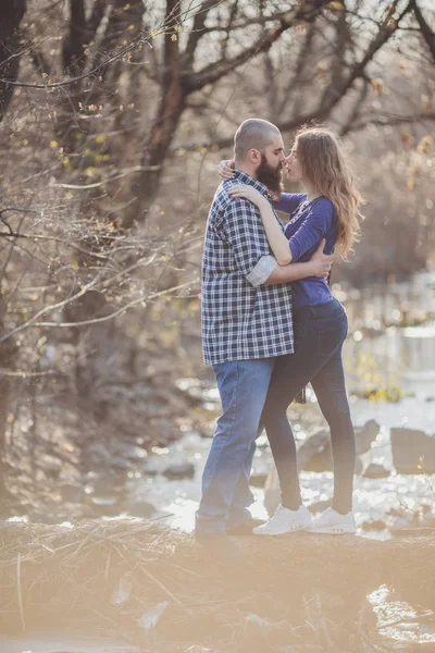 Joven y elegante pareja de pie cerca del agua en el parque — Foto de Stock