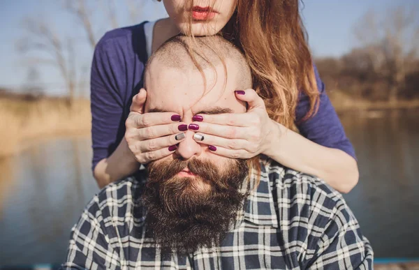 A girl and a guy are walking in the park. Portrait of a couple, a love story.Happy smiling, loving couple together outstretched at beautiful nature. — Stock Photo, Image