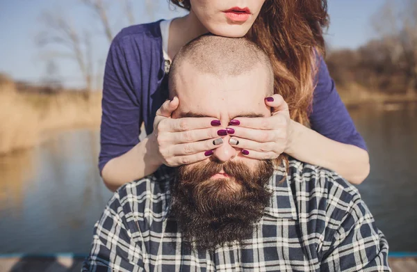 Bir kız ve bir erkek parkta yürüyorlar. Bir çiftin portresi, bir aşk hikayesi. Mutlu gülümseyen, sevgi dolu bir çift, güzel doğaya uzanmış.. — Stok fotoğraf