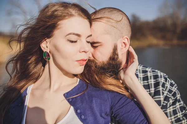 Linda pareja en el parque — Foto de Stock