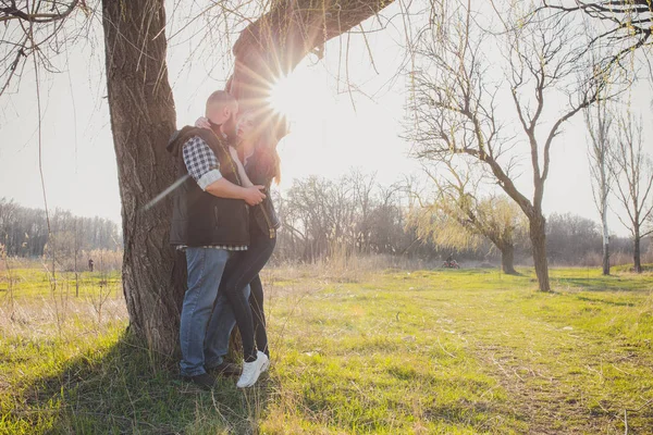 Uma rapariga e um tipo estão a andar no parque. Retrato de um casal, uma história de amor.Feliz sorriso, casal amoroso juntos se estendeu para a bela natureza . — Fotografia de Stock