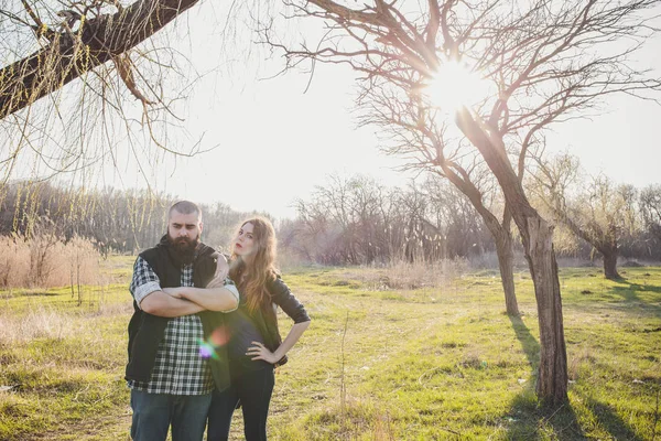 Uma rapariga e um tipo estão a andar no parque. Retrato de um casal, uma história de amor.Feliz sorriso, casal amoroso juntos se estendeu para a bela natureza . — Fotografia de Stock