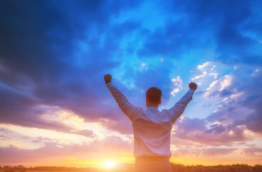 mutlu işadamı, alanın üzerine Rüzgar arka plan ayakta onun elini kaldır ve thumbs up