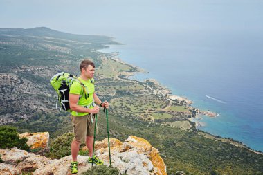 sırt çantası ayakta kaldırdı elleriyle bir dağın tepesinde birlikte fiyatı