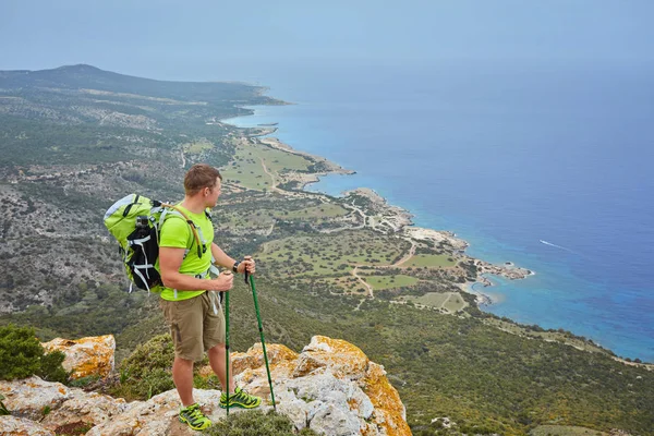 Tourist at the top of the mountain, overlooking the sea on the bay. — Stock Photo, Image