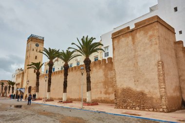 Medine giriş kulesi ve Essaouira, Fas 'taki eski şehir duvarları