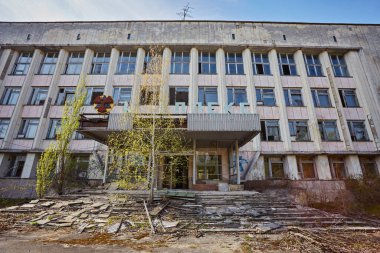 Pripyat, Ukrayna - 25 Nisan 2019: Çernobil Yasaklama Bölgesi, Ukrayna, Doğu Avrupa 'da yer alan Çernobil santralindeki nükleer felaketle yıkılan Pripyat kentindeki terk edilmiş bir binada paslı radyoaktivite işareti