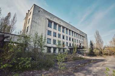 Pripyat, Ukrayna - 25 Nisan 2019: Çernobil Yasaklama Bölgesi, Ukrayna, Doğu Avrupa 'da yer alan Çernobil santralindeki nükleer felaketle yıkılan Pripyat kentindeki terk edilmiş bir binada paslı radyoaktivite işareti