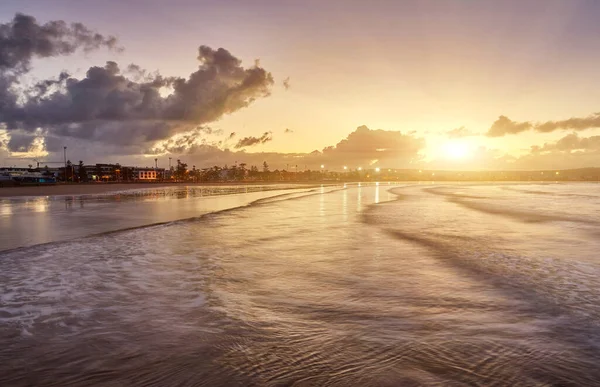 Bellissimo Tramonto Sulla Spiaggia Con Riflessi Acqua Gabbiani Sulla Sabbia — Foto Stock