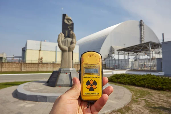 Припят Украина Апреля 2019 Года Памятник Ликвидаторам Чернобыля Четвертый Реактор — стоковое фото