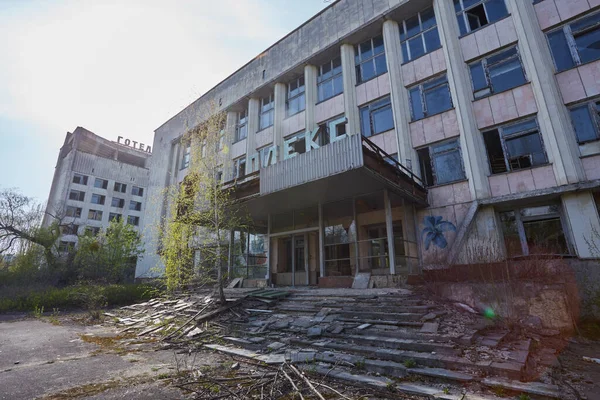 位于乌克兰切尔诺贝利排泄区附近的一座被核灾难摧毁的小镇普里皮亚特市一座建筑上的生锈的放射物迹象 — 图库照片