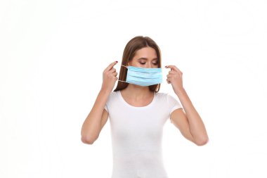 Avrupalı kız tıbbi maske takıyor. Covid-2019 salgınının konsepti.