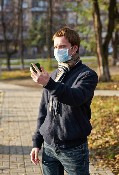 Retrato Cerca Joven Con Una Máscara Médica Desechable Pandemia Coronavirus —  Fotos de Stock