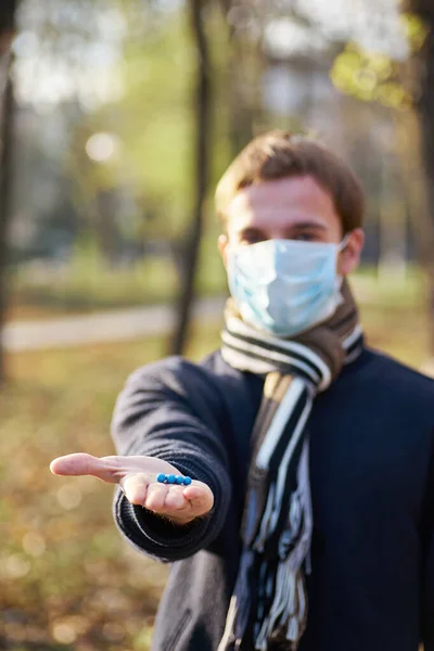 Type Avec Masque Médical Tend Les Mains Avec Des Pilules — Photo