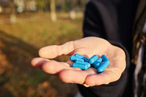 Detailní Záběr Mužských Rukou Modrými Pilulkami Ruce Přirozené Pozadí Léčit — Stock fotografie