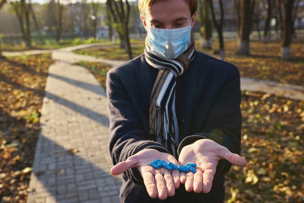 Kille Medicinsk Mask Håller Fram Sina Händer Med Piller Till — Stockfoto
