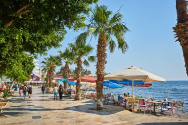 Bodrum, Türkiye - 6 Mayıs 2019: Bodrum 'un eski merkezi. Şehrin Ege Denizi üzerindeki caddeleri, binaları ve mimarisi. Küçük Asya