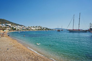 Türkiye 'nin Bodrum ilçesinde Gumusluk Bodrum Marina, yelkenli tekneler ve yatlar görülüyor. Ege Denizi kıyısı ve kıyılarında yatlar ve tekneler var.