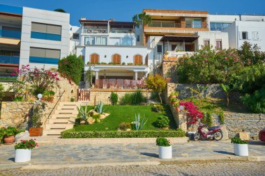 Turistler için sayıları olan küçük kulübelerden oluşan rahat yeşil kompleks