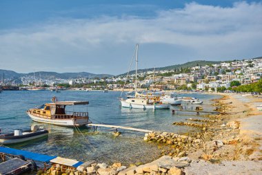 Bodrum Sahili, Ege Denizi, geleneksel beyaz evler, çiçekler, marina, Bodrum kasabası Türkiye 'de yelkenli tekneler, yatlar.
