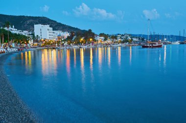 Körfeze ve Türkiye 'nin Bodrum kentinin gece manzarası