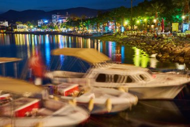 Körfeze ve Türkiye 'nin Bodrum kentinin gece manzarası